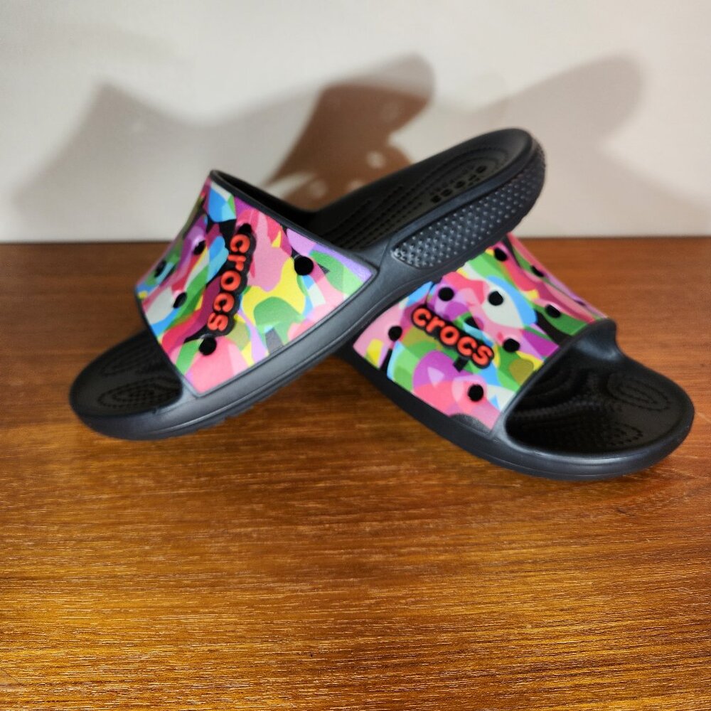 NWOT CROCS Black/Multicolor Slipper Men (4)/ Women (6)